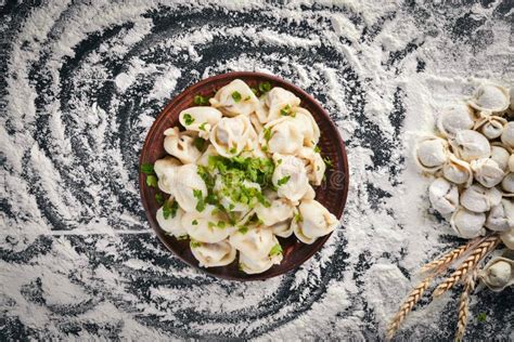 Bolas De Masa Hervida Rusas Tradicionales De Los Ravioles De Pelmeni