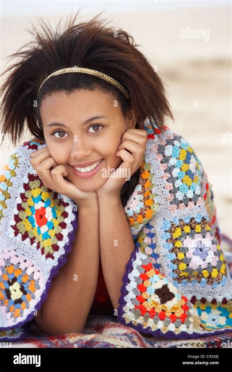 Teenage Girl Lying On Beach Banque De Photographies Et Dimages à Haute