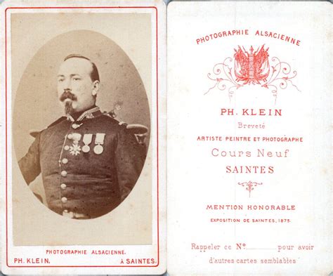 Klein Saintes Homme en tenue militaire portant trois décorations