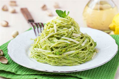 Linguine Al Pesto Di Pistacchi E Basilico Pasta Ristorante Pizzeria