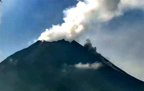 Gunung Merapi Luncurkan Awan Panas Guguran Sejauh 1 6 Kilometer