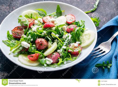 Salada Da R Cula Queijo Roasted Dos Rabanetes Do Pepino E De Feta