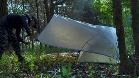 SOLO CAMPING DI HUTAN BELANTARA MENDIRIKAN TENDA SAAT ANGIN KENCANG