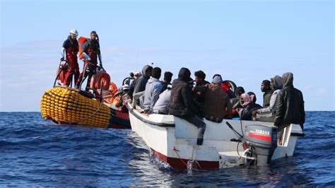 Mittelmeer Flüchtlinge springen vor libyscher Küste von Bord Video