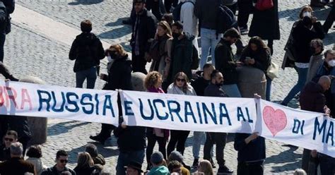 Francesco All Angelus La Guerra Una Pazzia Chiesa E Mondo