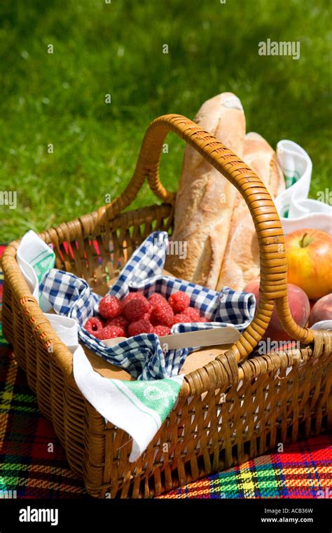 La comida de picnic en una cesta de mimbre tradicional Fotografía de