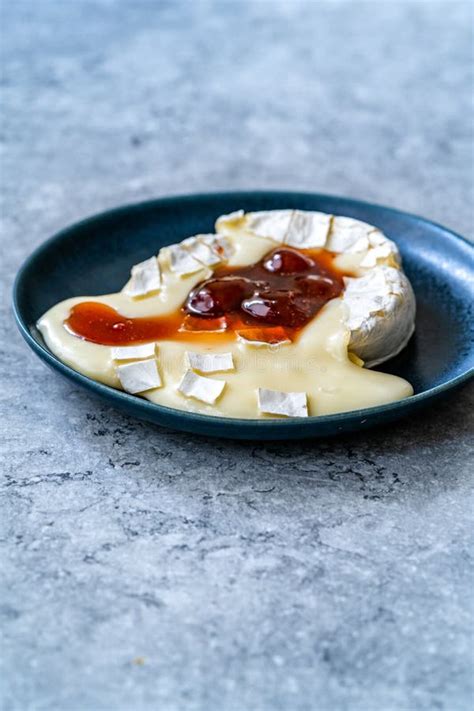 Postre De Queso Brie Al Horno Con Mermelada De Fresa Mermelada Fundida