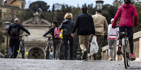 Covid In Italia Gimbe Frenano I Contagi Ma Aumentano I Morti