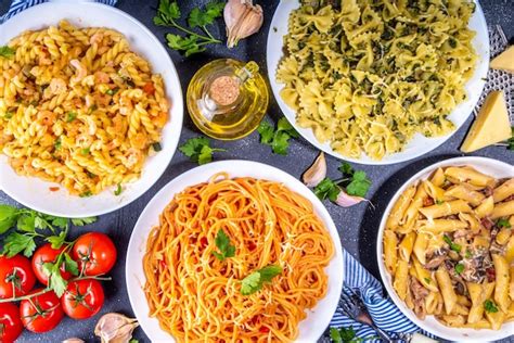 Conjunto De Pasta Con Diferentes Salsas Sobre Fondo De Azulejos Blancos