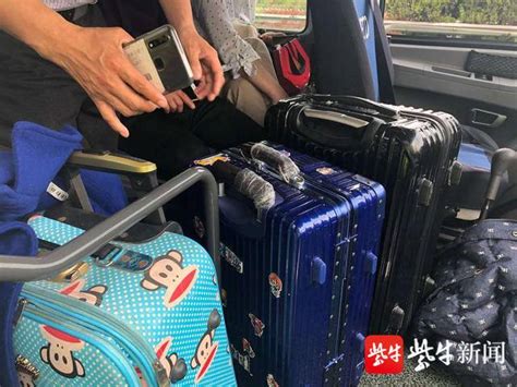 中型客车里塞满了行李箱，面对民警乘客一言不发！ 客车 新浪新闻