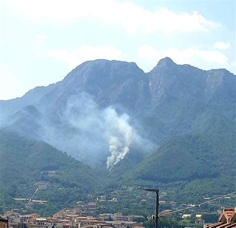 Cava De Tirreni Aggiornamenti Sull Incendio A Monte Finestra