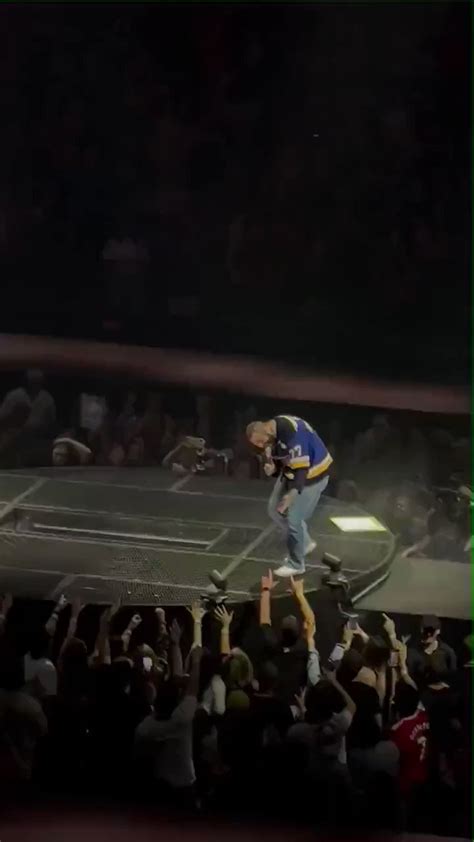 No Jumper On Twitter Post Malone Took A Fall On Stage And Cracked 3