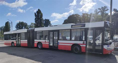 Kolejny Autobus Przegubowy W Taborze