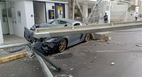 VÍDEO Porsche em alta velocidade se choca contra poste e portão no