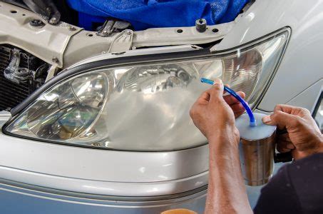 Spray de verniz para revestir os faróis do carro para fazê los brilhar