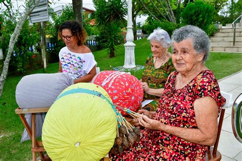 Rendeiras da Barra do Jucu produzem mostra de peças religiosas e sacras