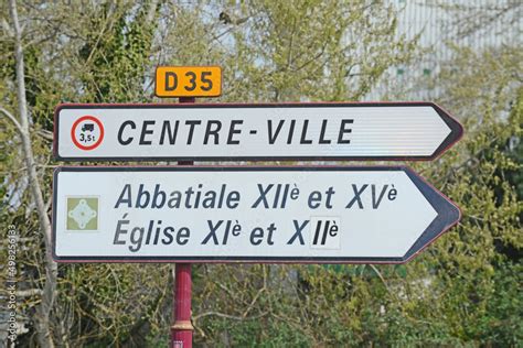 Panneau de signalisation direction centre ville abbatiale et église