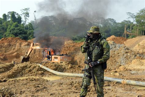 Salles exonera servidores do Ibama após operação em terra indígena VEJA