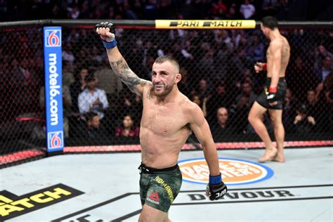 Alexander Volkanovski takes Max Holloway's belt at UFC 245