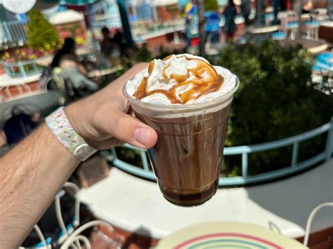 Review Caf Daisy Opens In Mickeys Toontown At Disneyland With Pizza