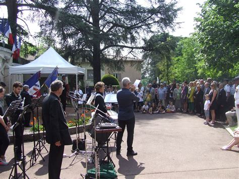 Saint Genis Laval Dhabitude on commémore le 8 Mai 1945 en rangs serrés