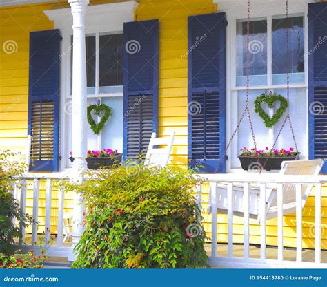 Casa Tapume Amarelo E Grinaldas Na Forma Dos Corações Foto de Stock