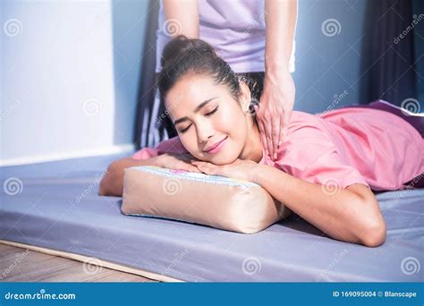 Massagem Tailandesa Nas Costas E No Ombro Para A Mulher Foto De Stock Imagem De Recuo Limpeza