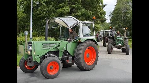 Schlepper Ausfahrt Oldtimer Schlepper Trecker Im Konvoi Unterwegs