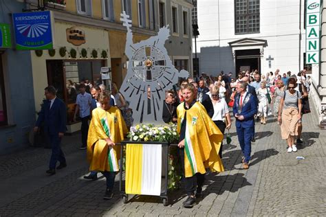 Winobranie Orszak Uczestnik W Mszy W Intencji Winiarzy Przeszed