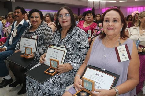 Reconocen A Docentes Con Y A Os De Servicio Con La Medalla