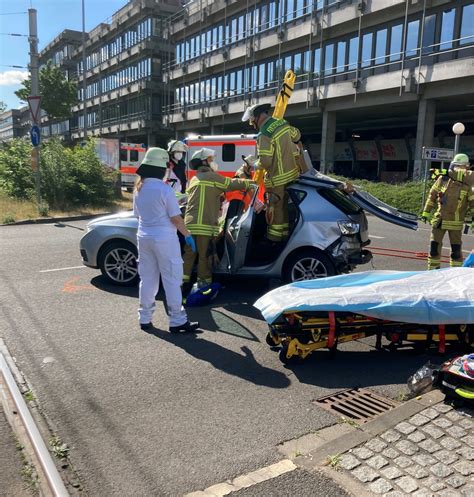 POL MA Mannheim Neckarstadt Verkehrsunfall Zwischen Pkw Und