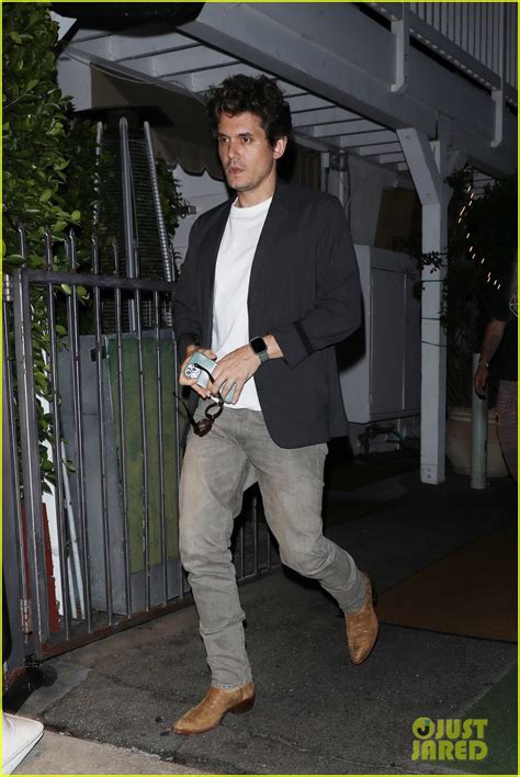 John Mayer Grabs Dinner With Friends In Santa Monica Photo