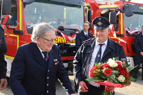 B Rgermeister Gebing Bergibt Sechs Fahrzeuge An Ihre Neuen Standorte