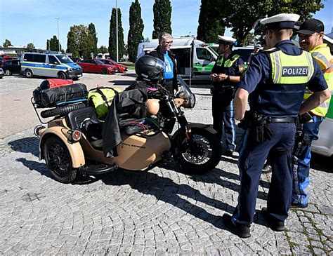 Polizei kontrolliert über Motorräder