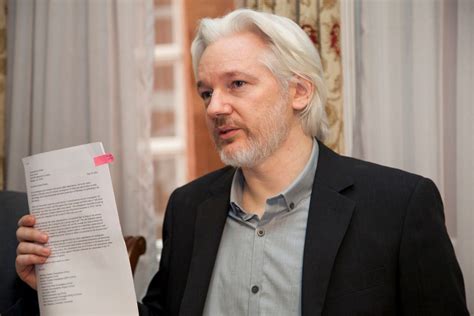 Di Battista Porta In Scena La Vicenda Di Julian Assange Al Teatro Duse Radio Città Fujiko