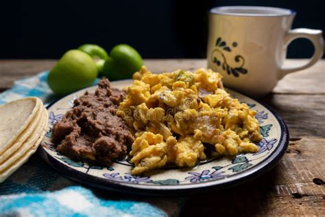 Huevos Revueltos Con Salsa Verde Y Frijoles Refritos Sobre Fondo De