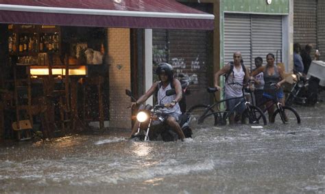 Chuva Forte Alaga Ruas Em V Rios Pontos Do Centro E Da Zona Norte