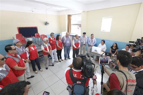 El Titular Del Jne Victor Ticona Y Los Observadores Internacionales