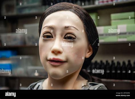 Una Mirada Cercana A Amy Un Robot De Aspecto Humano En Su Trabajo El