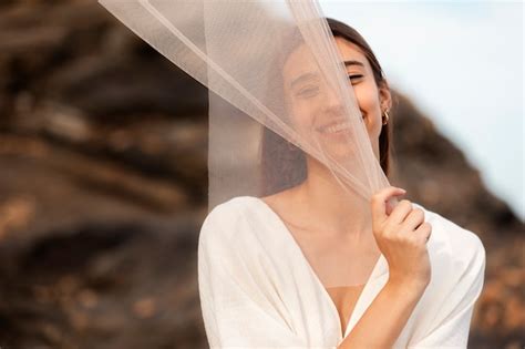 Portrait De Femme La Plage Cachant Son Visage Derri Re Un Voile