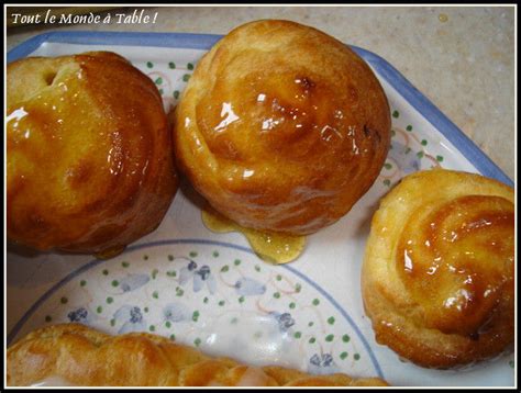 Croques en bouche petits choux fourrés crème pâtissière glaçage