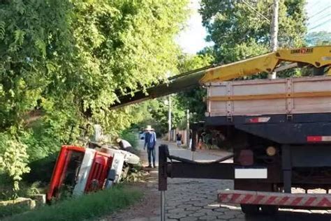 Caminh O Carregado De Bebidas Tomba E Cai Em Galeria Pluvial Interior