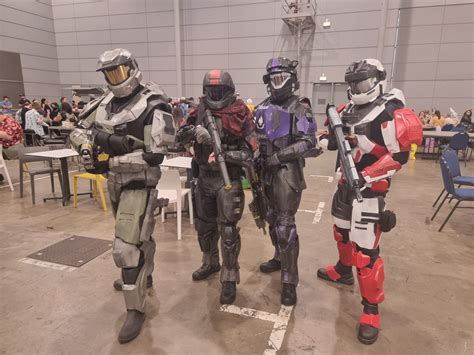 Met some other cool halo cosplayers at OZ Comic Con (I'm the red ODST ...