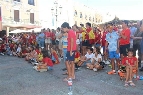 La Plaza Mayor de Ciudad Real enloquece con la victoria de la roja en