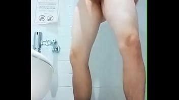 Camionero colgado con bolas enormes se corre en el baño hornycamguys XVIDEOS