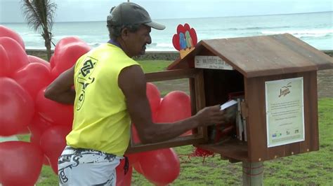 Projeto Livres Livros estimula leitura gratuita em praças