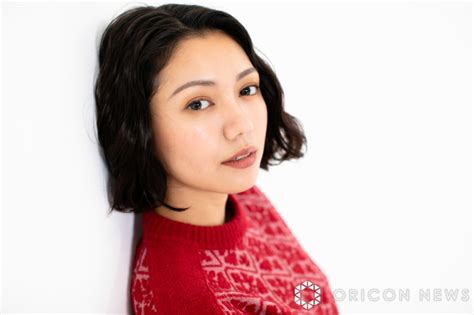 二階堂ふみ“超ミニでしゃがむ”透け美脚スタイル「魔性の愛らしさも才能 気分が上がるライムカラー」｜秋田魁新報電子版