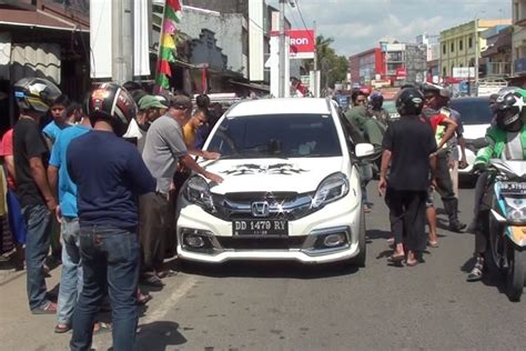 Foto Sopir Yang Nekat Kabur Bawa Polisi Bergelantungan Di Mobilnya