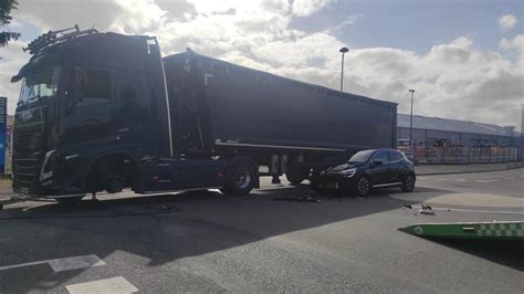 Accident entre un camion et une voiture à lIsle dEspagnac aucun