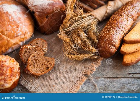 Assortiment Van Vers Gebakken Brood Op Houten Lijstachtergrond Stock